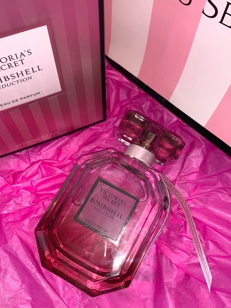 1a5b513218dc83a8a2f2727de1b69038 Victoria Secret Bombshell Passion 100 mll اماراتي - الصورة 1